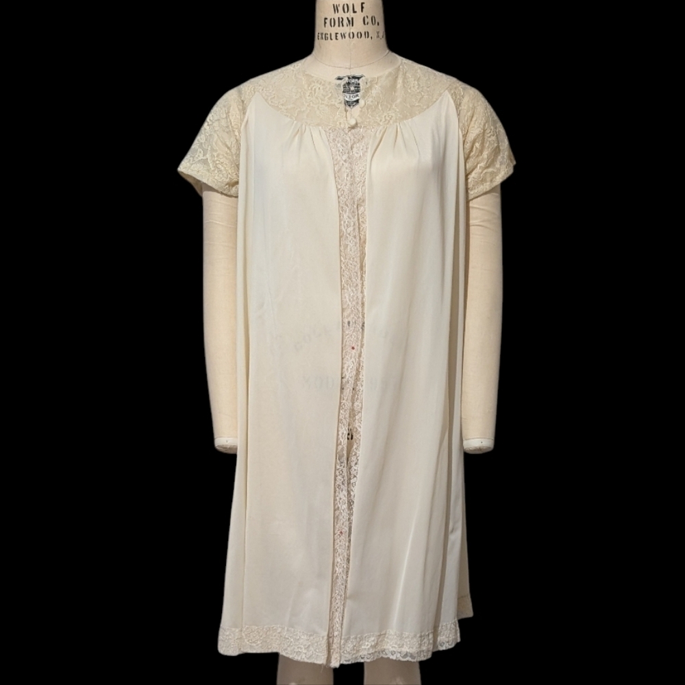 Elegant Vintage Cream Lace Nightgown